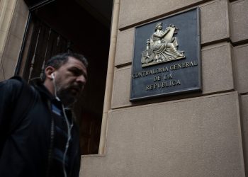 Escándalo: Contraloría detecta que 25 mil funcionarios públicos fueron al extranjero con licencia médica