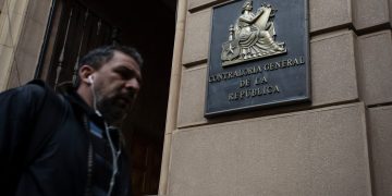 Escándalo: Contraloría detecta que 25 mil funcionarios públicos fueron al extranjero con licencia médica