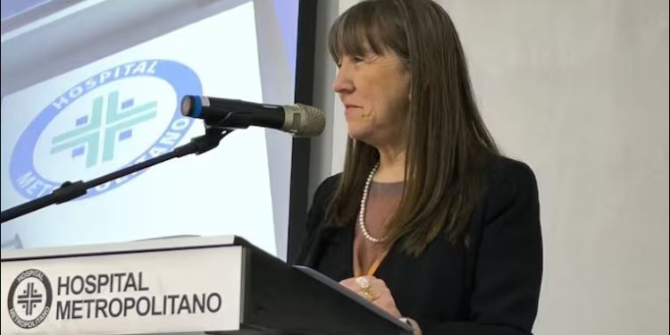 Hermana de Monsalve renuncia a Superintendencia de Salud tras viajar al extranjero con licencia médica