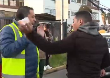 Conductor agrede a reportero de CHV que fiscaliza vehículos y así reaccionan las redes