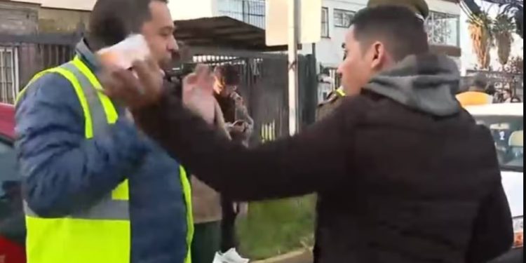 Conductor agrede a reportero de CHV que fiscaliza vehículos y así reaccionan las redes