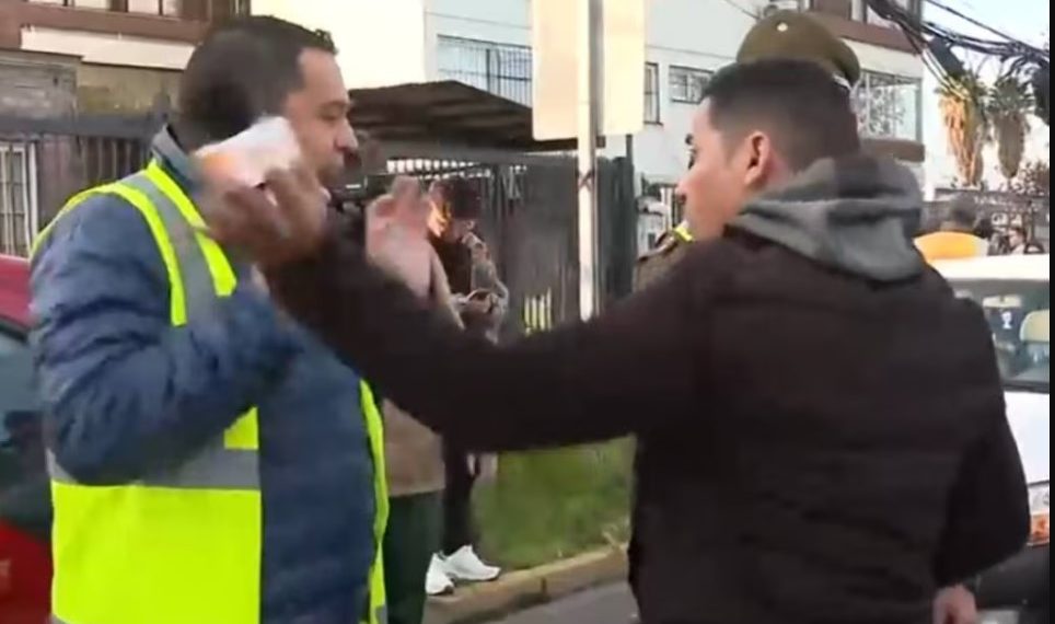 Conductor agrede a reportero de CHV que fiscaliza vehículos y así reaccionan las redes