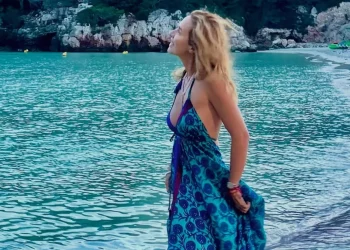 Angélica Castro sorprende con osada foto en bikini