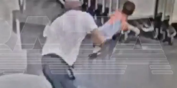 Brutal ataque en aeropuerto de Moscú: hombre arrojó a niño de dos años al suelo y le fracturó el cráneo