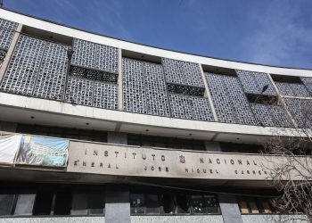 Performance en el Instituto Nacional: Advierten sobre falta de criterio pedagógico y exposición inadecuada de menores