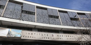 Performance en el Instituto Nacional: Advierten sobre falta de criterio pedagógico y exposición inadecuada de menores