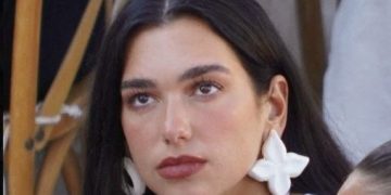 Por qué la cantante Dua Lipa se convirtió en enemiga de la U