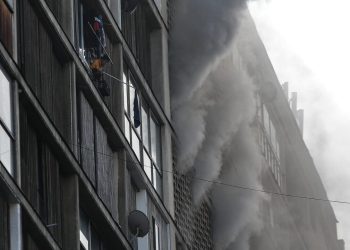 Impactante imagen: transmiten en vivo momento en que una persona saltó desde un balcón para escapar de incendio en Santiago