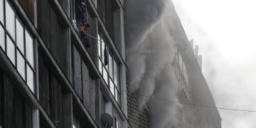 Impactante imagen: transmiten en vivo momento en que una persona saltó desde un balcón para escapar de incendio en Santiago