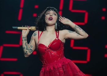 Furiosa arremetida contra Mon Laferte por polémico video explícito