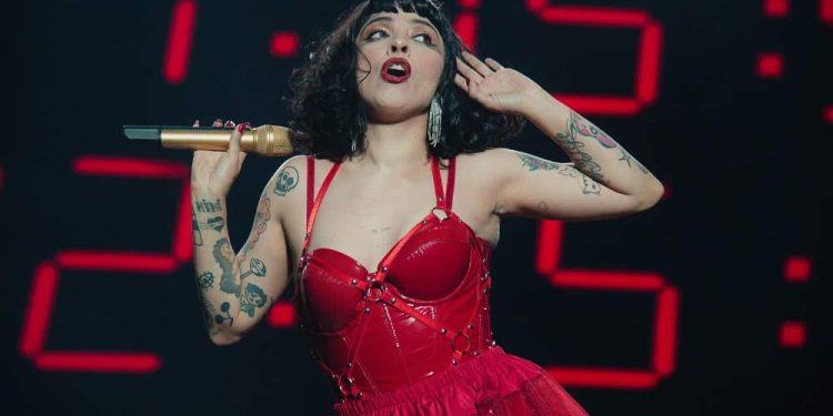 Furiosa arremetida contra Mon Laferte por polémico video explícito