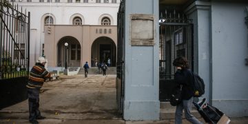 Profesor de liceo emblemático fue rociado con bencina en nueva jornada de incidentes