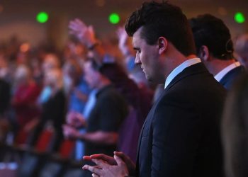 Captan en vivo crimen del activista Charlie Kirk durante evento universitario en EE.UU.