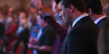 Captan en vivo crimen del activista Charlie Kirk durante evento universitario en EE.UU.