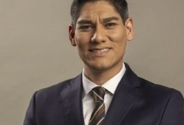 Periodista de TVN rompe protocolo y sorprende con confesión íntima en vivo