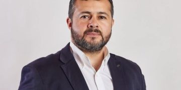 ¡Insólito!: Funcionario municipal muerde al alcalde de Melipeuco y le arranca parte de la oreja