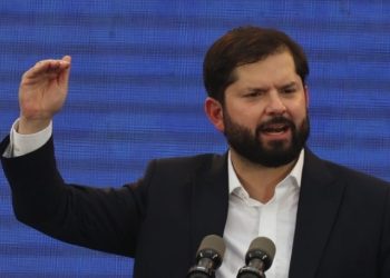 Exigien a Boric encarnar la presidencia y no sólo al Frente Amplio en viaje a la ONU