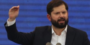 Exigien a Boric encarnar la presidencia y no sólo al Frente Amplio en viaje a la ONU