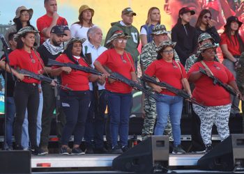 Venezuela condecoró a cinco mujeres milicianas tras burlas de Trump
