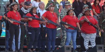 Venezuela condecoró a cinco mujeres milicianas tras burlas de Trump