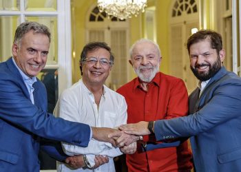 “Vamos a invitar a Bachelet a bailar”: el curioso guiño entre Petro y Boric durante cumbre progresista