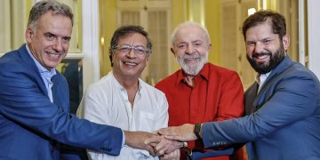 “Vamos a invitar a Bachelet a bailar”: el curioso guiño entre Petro y Boric durante cumbre progresista
