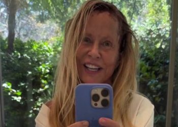 Cecilia Bolocco sorprende al mostrarse al natural y teñirse el cabello en casa