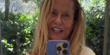 Cecilia Bolocco sorprende al mostrarse al natural y teñirse el cabello en casa