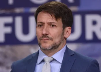 Ministro Pardow descartó renunciar tras grosero error en cuentas de luz: “es un informe preliminar”