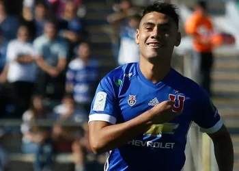 Está difícil: Este es el sueldo que percibe estrella azul que la U busca repatriar