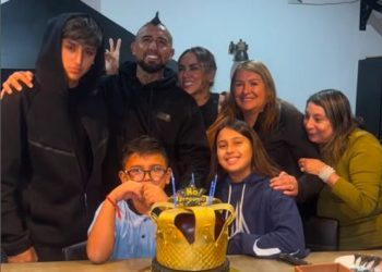 Arturo Vidal se pronuncia tras volcamiento de la camioneta de sus hijos y comparte emotiva imagen familiar