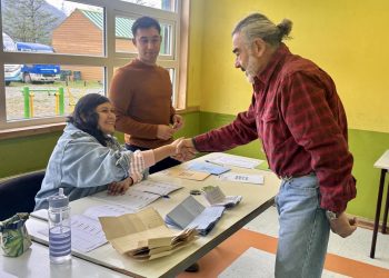 Look de Andrónico Luksic la rompe en redes con modelo «hippie” y lo comparan con Parived