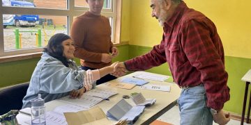 Look de Andrónico Luksic la rompe en redes con modelo «hippie” y lo comparan con Parived