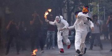 Violento ataque en el INBA: “overoles blancos” agreden a profesor con martillo y son sorprendidos con bombas molotov