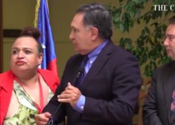 “Que todo el mundo lo sepa”: una persona trans interrumpe a Cosme Mellado en punto de prensa — y pone en jaque su impunidad mediática