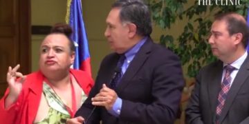 “Que todo el mundo lo sepa”: una persona trans interrumpe a Cosme Mellado en punto de prensa — y pone en jaque su impunidad mediática