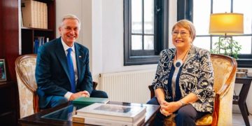 Sonrisas y gestos calculados: la reunión entre Kast y Bachelet que reordena el tablero político