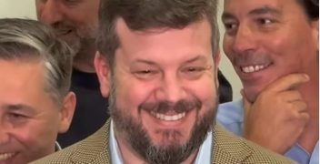 Kaiser instala polémica propuesta para eliminar la renovación de licencias y traslada la responsabilidad al conductor