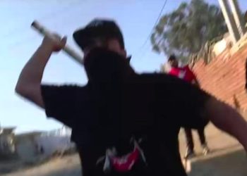 Equipo de CHV huyó entre palos y piedras durante tensa cobertura del desalojo en San Antonio