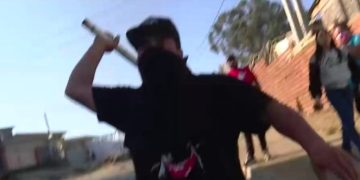 Equipo de CHV huyó entre palos y piedras durante tensa cobertura del desalojo en San Antonio