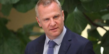 Felipe Kast explota en redes con relato sobre abuso a menor en Cuba y reabre el debate sobre discursos políticos y sensacionalismo