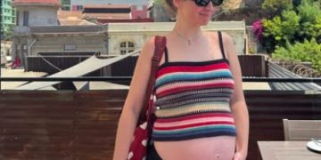 Mariana di Girolamo reveló en su baby shower que espera una niña: la madre “dragon” que esquivó alfombras rojas por su familia