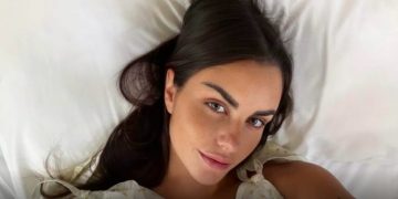 Emilia Dides reaparece a días de ser madre y desata ola de reacciones: la imagen que encendió el debate sobre el posparto real