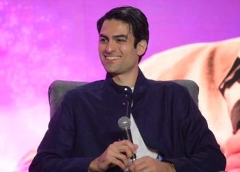 Matteo Bocelli en Viña 2026: retraso en su presentación desata memes, críticas y un debate sobre respeto al público