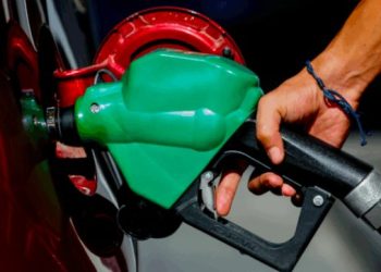 Escándalo por gasto en bencina: revelan millonarios montos de senadores mientras ciudadanos enfrentan alzas históricas