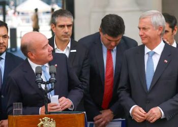 Ministro Quiroz se defiende por polémica de “plata fiscal” y recurre a lenguaje coloquial: “no se puede tapar el sol con un dedo”