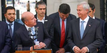 Ministro Quiroz se defiende por polémica de “plata fiscal” y recurre a lenguaje coloquial: “no se puede tapar el sol con un dedo”