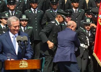 Desmayos en pleno discurso de Kast: tres estudiantes de Gendarmería colapsan bajo el sol y desatan cuestionamientos