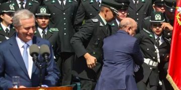 Desmayos en pleno discurso de Kast: tres estudiantes de Gendarmería colapsan bajo el sol y desatan cuestionamientos
