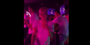 Kaminski desatado en fiesta de Adriana Barrientos: video lo muestra cariñoso y perreando con misteriosa mujer